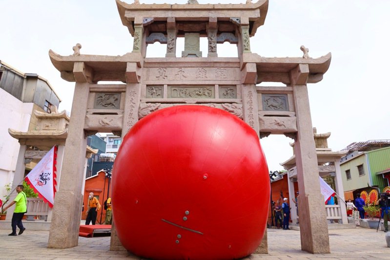 台南紅球計畫第一站在「接官亭」就成功引起話題。圖／台南市政府提供