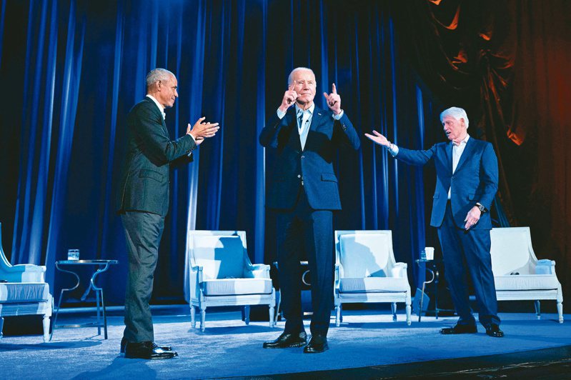 民主党籍前、后任总统柯林顿（右）、欧巴马（左）及拜登（中），廿八日在纽约选举募款活动「合体」，展现该党募款能力和党内团结，也冲出创新高的政治募款金额。（法新社）(photo:UDN)