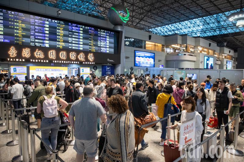 機場公司表示這次清明連假，出入境高峰預估會落在4月4日與4月7日，單日旅客量上看13萬人次。記者季相儒／攝影