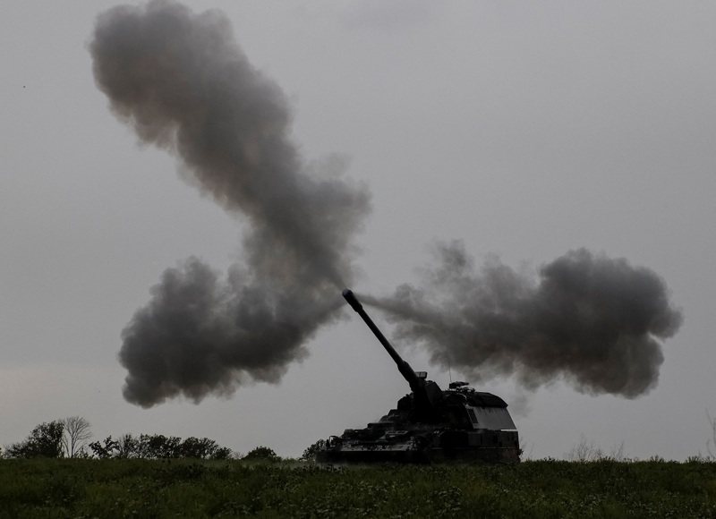 德國聯邦議院研究服務處報告指出，北約國家在烏克蘭部署地面部隊，並不會自動讓其他所有成員國成為衝突的當事方。圖為德國軍援烏克蘭的PZH 2000自走砲。資料照片。路透