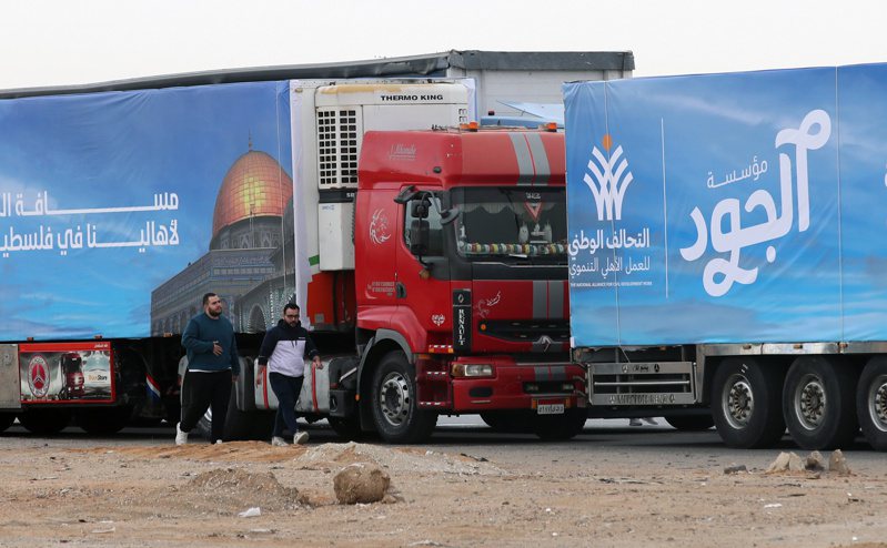 為加薩運送人道救援物資的卡車車隊今年2月在埃及和加薩接壤邊境以東300公里的伊斯瑪利亞沙漠主幹道等待。歐新社
