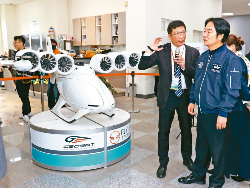 隨著「禁陸令」提升，台灣正陷入無人機空窗時代。圖為準總統賴清德日前參觀亞洲無人機ＡＩ創新應用研發中心。本報資料照片