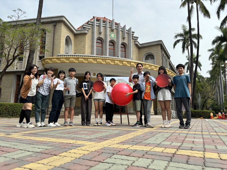 台南市立人國小模擬紅球降落校園，兒童節活動要藏紅球，把校園變成遊樂場。記者鄭惠仁／攝影