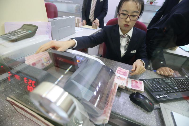 中國六大銀行的平均年薪都超過新台幣141萬元，羨煞許多大陸民眾。（中新社）