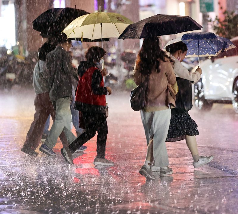 中央氣象署上午針對全台16縣市發布大雨特報，指出鋒面影響，易有短延時強降雨。本報資料照片