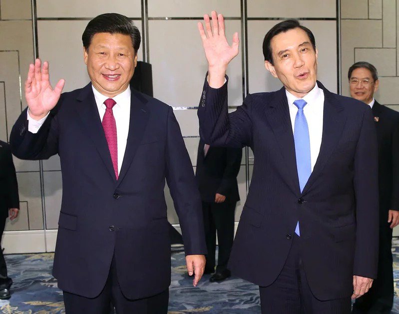 前總統馬英九4月1日啟程訪問中國大陸，是否會有「馬習二會」備受關注。圖為2015年新加坡馬習會前，馬英九與中共總書記習近平進場前向媒體記者揮手。圖／聯合報系資料照片