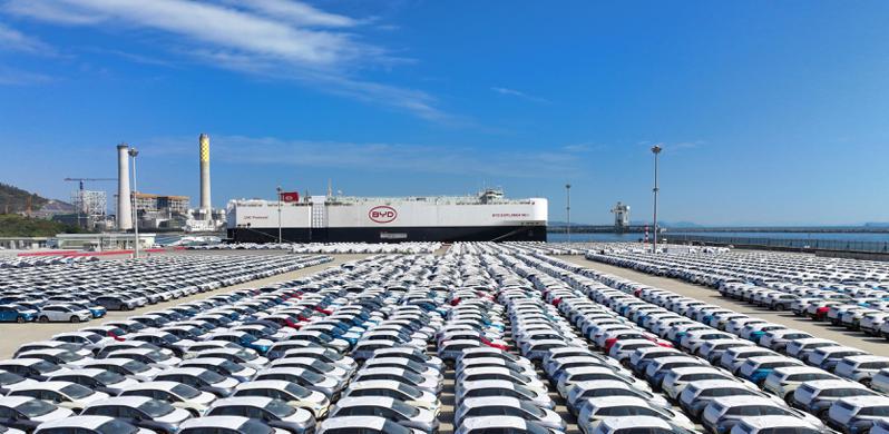 比亞迪是大陸新能源汽車代表性企業之一，圖為今年1月14日，比亞迪5,000多輛新能源汽車由「BYD EXPLORER NO.1」貨輪自深圳港運往歐洲。（新華社）