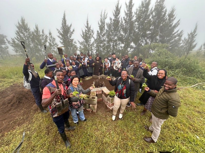 長榮大學連續3年在非洲Hawane中學開辦「台灣經驗非洲實踐Keyhole Garden工作坊」。圖／校方提供