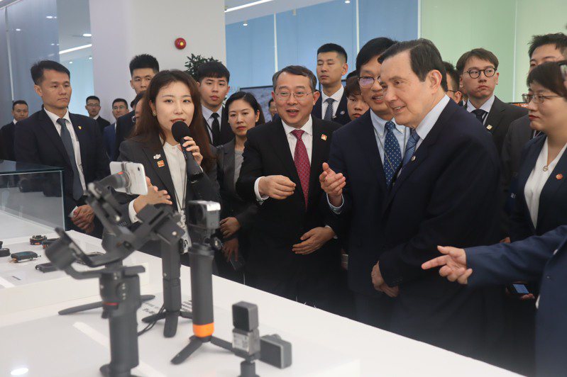 前總統馬英九（右）昨天參訪深圳無人機大廠大疆公司。記者廖士鋒／攝影