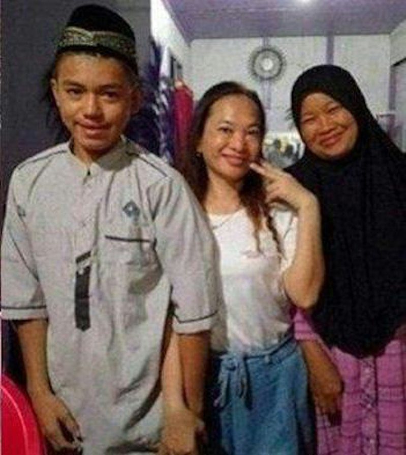 印尼41岁女子玛丽安娜（中）于2023年7月30日与闺密16岁儿子凯文（左）结婚，本以为幸福美满，但最后仍是离婚收场。（网上图片）