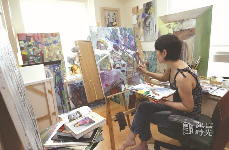 楊林在3坪不到的畫室裡作畫，經常畫到天明欲罷不能。圖／聯合報系資料照(2003/06/09  杜建重攝影)
