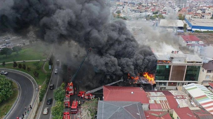 土耳其伊斯坦堡贝西克塔斯区一间位于16层楼民宅一楼的夜店2日起火。图／截自X帐号(photo:UDN)