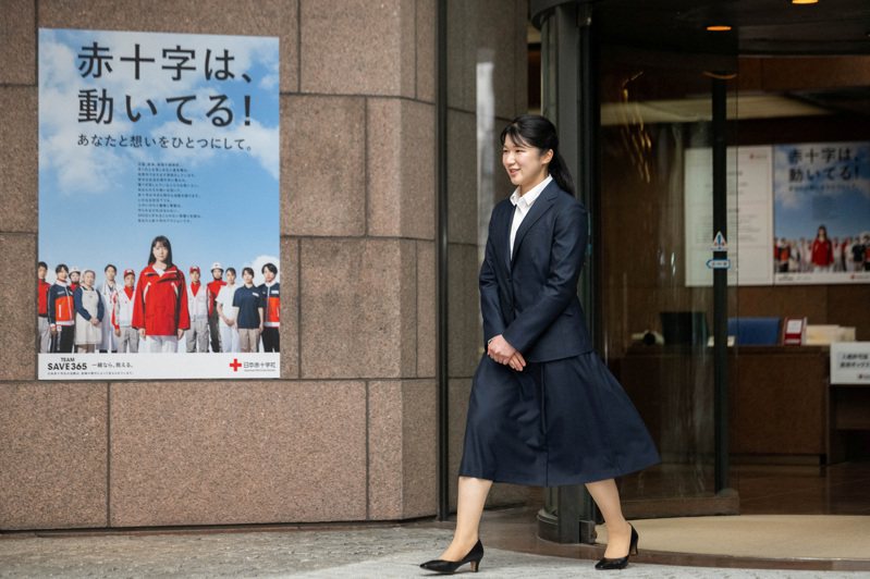 日本皇室愛子公主4月起開始在紅十字會上班，第一周上滿5天還加班。路透