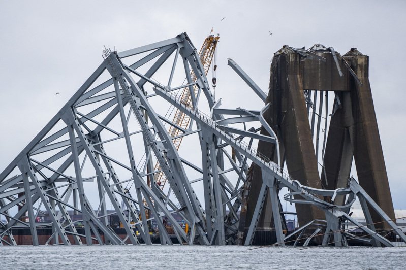 美國巴爾的摩「凱伊橋」遭失控貨輪撞擊坍塌，監督清理行動的當局今晚表示，1艘推動燃料駁船的拖船成為首艘駛過凱伊橋旁臨時航道的船隻。美聯社