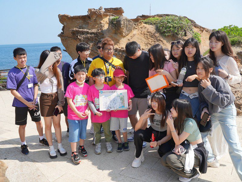 野柳國小為學生們籌備了一場不一樣的兒童節慶祝活動，要讓學生將在校所學實際應用，擔任地質公園的一日導覽員。 圖／紅樹林有線電視提供