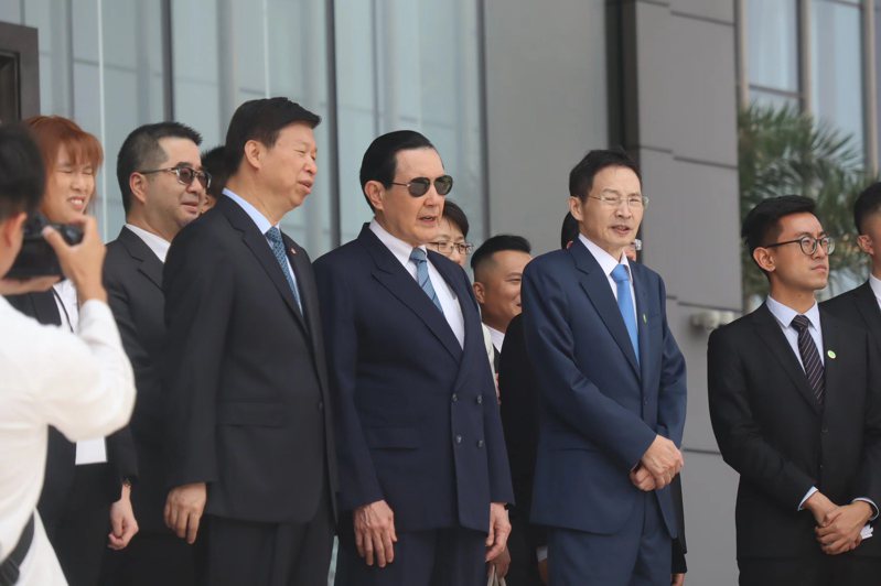 前總統馬英九（右3）2日上午在大陸國台辦主任宋濤（右4）陪同下，參觀比亞迪公司，圖為觀看仰望U8技術演出。（記者廖士鋒／攝影）