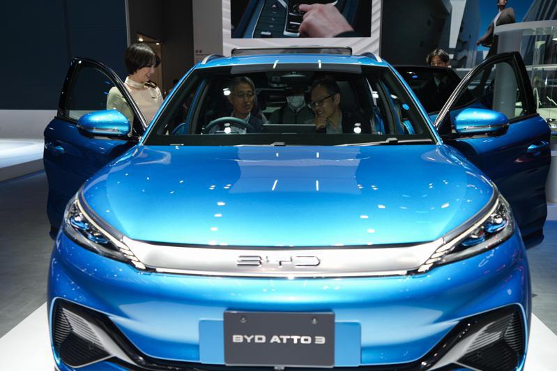 比亞迪已經是目前全球電動車銷量之冠，圖為比亞迪去年10月在東京車展展示的新能源汽車。（新華社）