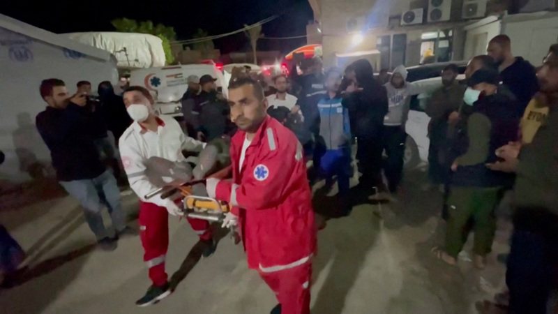 哈瑪斯旗下媒體辦公室1日稍晚表示，以色列空襲加薩中部城市迪爾巴拉，造成非營利組織「世界中央廚房」至少5名員工喪生，圖中擔架抬的是1名死者遺體。路透