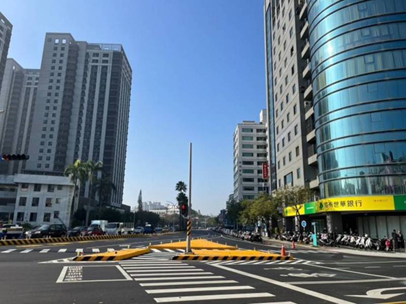 台南市東門路二段與林森路口改善後，去年就未列入10大易肇事路口。圖／台南市交通局提供