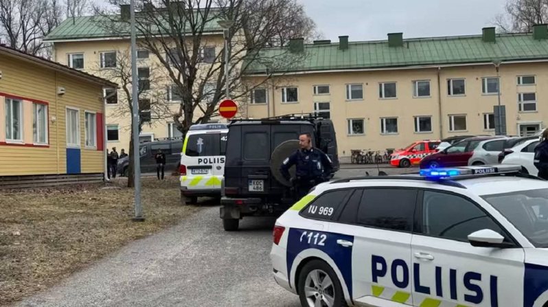 芬蘭首都赫爾辛基市郊萬塔的維埃托拉學校警方2日早上發生了校園槍擊案，據報3名學童受傷，一名同樣未成年的嫌犯已被逮捕。圖／翻攝自X帳號＠Imtiaz Mahmood