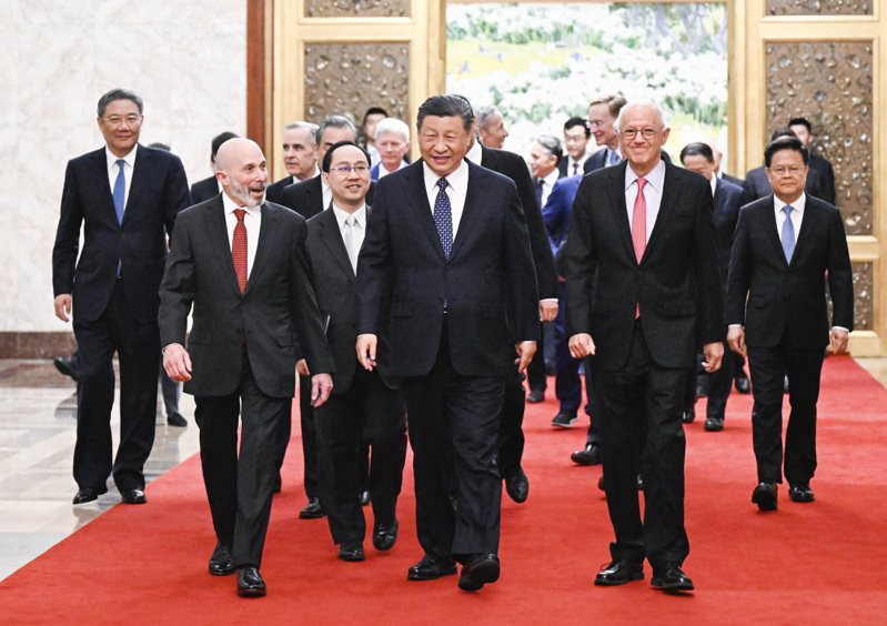 習近平27日在北京會見美國工商界代表，新華社隨後連發四篇時評論述中美關係。新華社