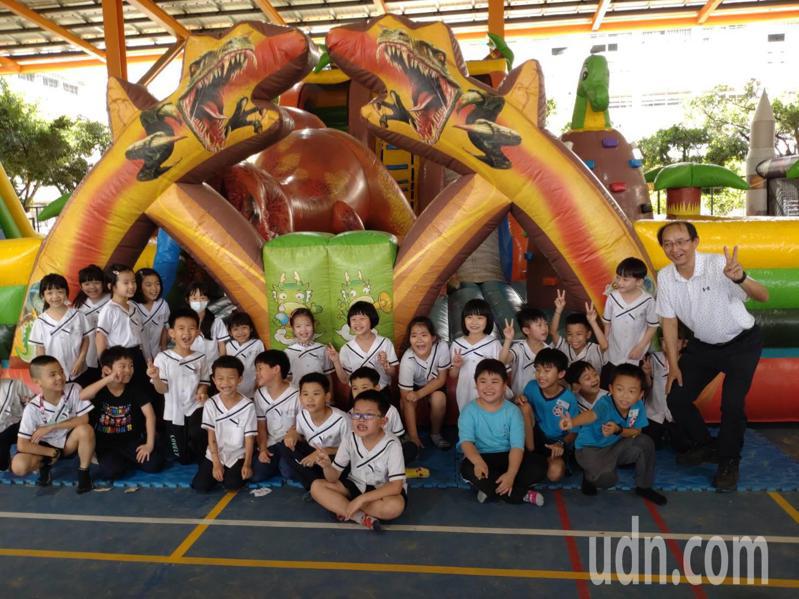 台南市各校慶祝兒童節，保東國小來崇學國小交流，一起過兒童節。記者鄭惠仁／攝影