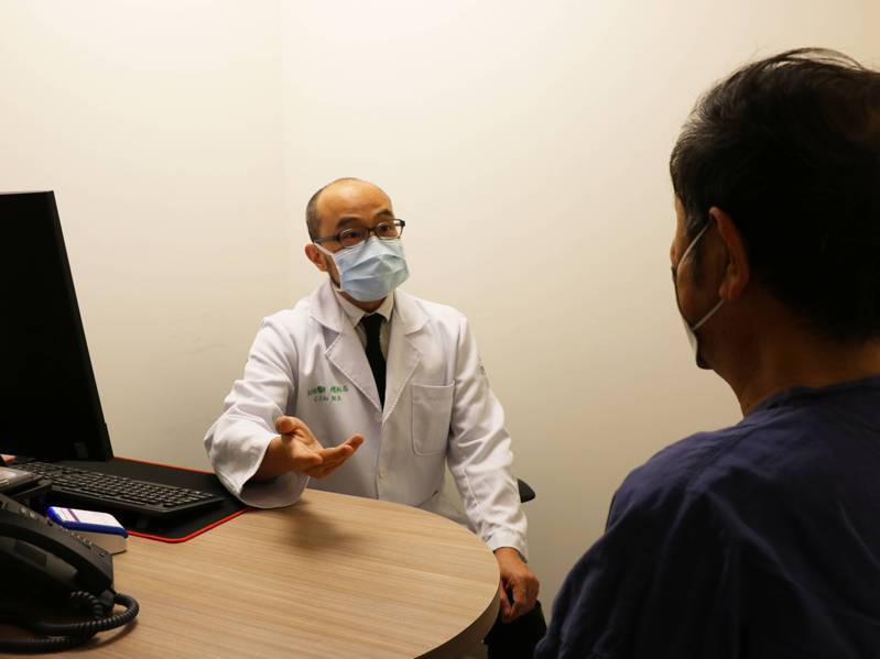 聯新國際醫院高壓氧中心主治醫師趙鈞志（左）做高壓氧氣整合醫療，幫助中風男子術後復健進展。圖／聯新國際醫院提供
