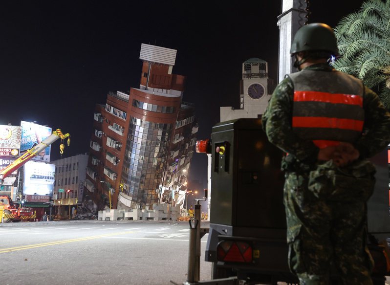 0403花蓮大地震，花蓮市天王星大樓倒塌。軍方支援照明車，協助救難人員夜間搜救。記者林澔一／攝影