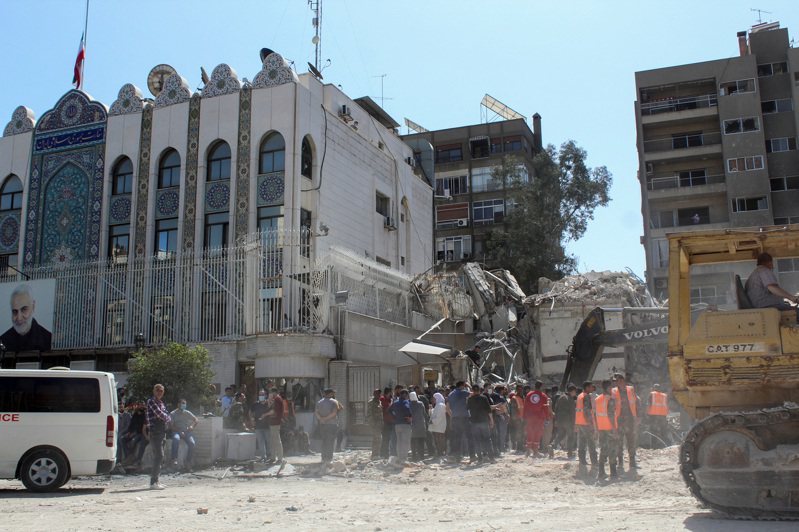 伊朗駐敘利亞首都大馬士革的大使館旁邊附屬建築，1日遭到以色列空襲。 路透社