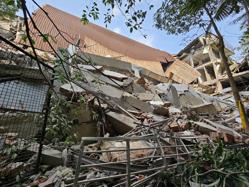 0403花蓮大地震，新北市中和區連城路一間倉庫發生倒塌，有3人受傷，目前傳出上有一人受困。記者季相儒／攝影