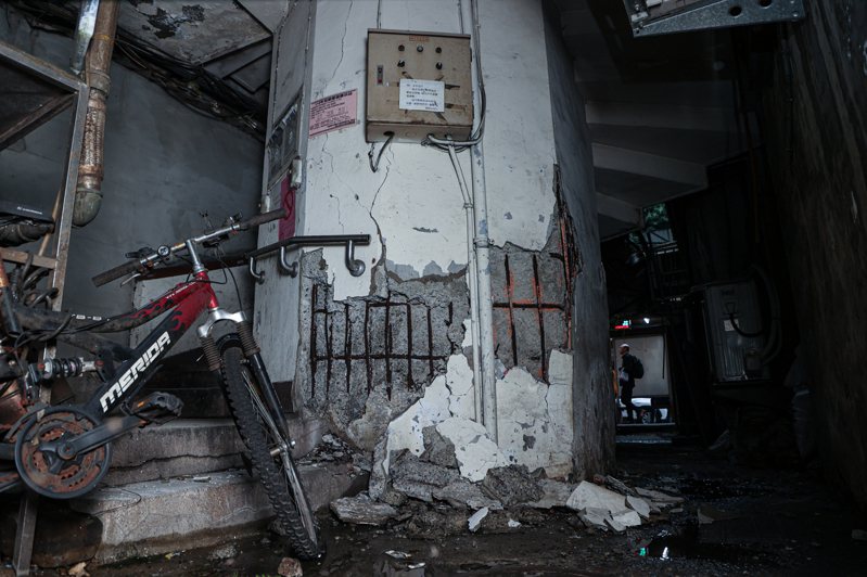 0403花蓮大地震，台北市南機場一期整宅部分於強震後，出現大面積崩裂，目前已要求居民暫時撤離。記者曾原信／攝影