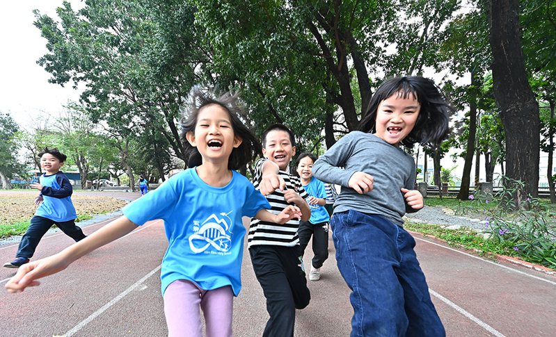 大寮區溪寮國小學童笑鬧著，在桃花心木林下的步道奔跑嬉戲。(攝影/Carter)