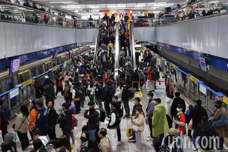 台北捷運因為今天早上大地震暫停營運一個小時。 聯合報系資料照
