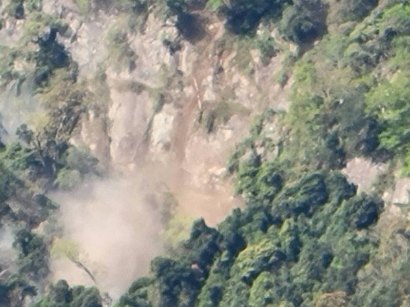 今天上午地震，苗栗縣南庄鄉加里山壁大片崩落，土石滾滾而下。圖／楊文昌提供