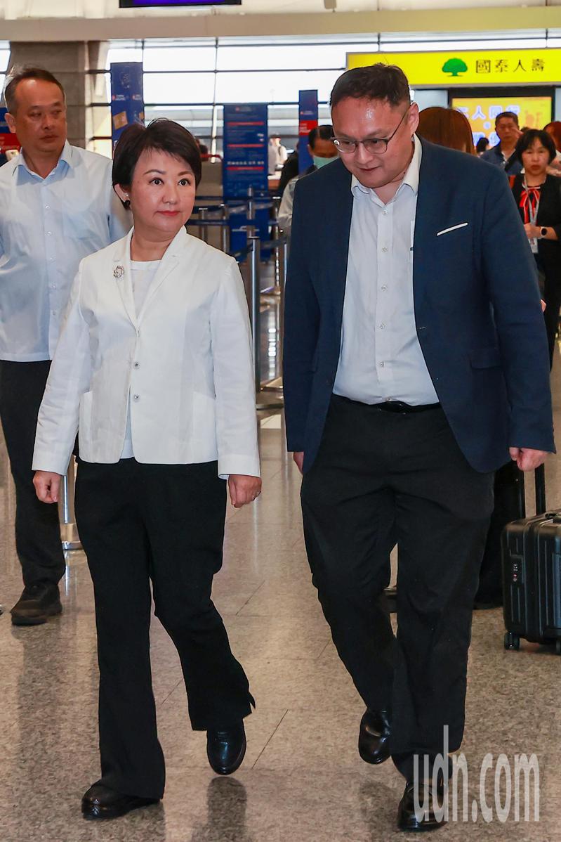 台中市市長盧秀燕（左）今天啟程前往新加坡進行為期三天的訪問，副市長鄭照新（右）隨行。記者黃仲明／攝影
