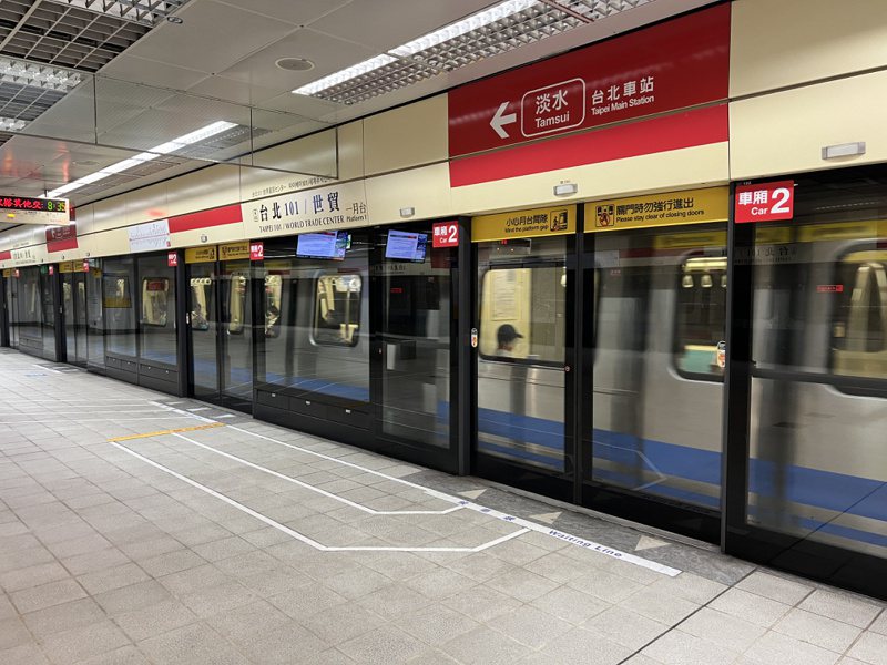 台北捷運101/世貿站平常尖峰時段有大量上班族會出站，因捷運停駛空無一人。記者鍾維軒／攝影