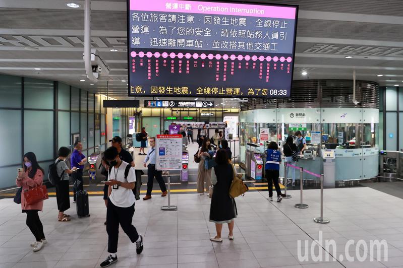 地震後機場捷運立即全線暫停營運，無法搭車的旅客從站內走出來。記者黃仲明／攝影