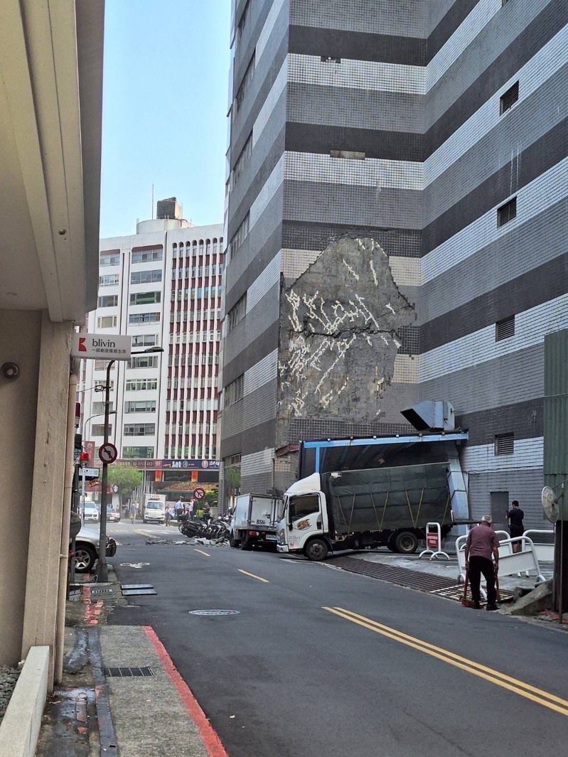 0403花蓮大地震，台北敦化SOGO牆壁剝落。圖／讀者提供