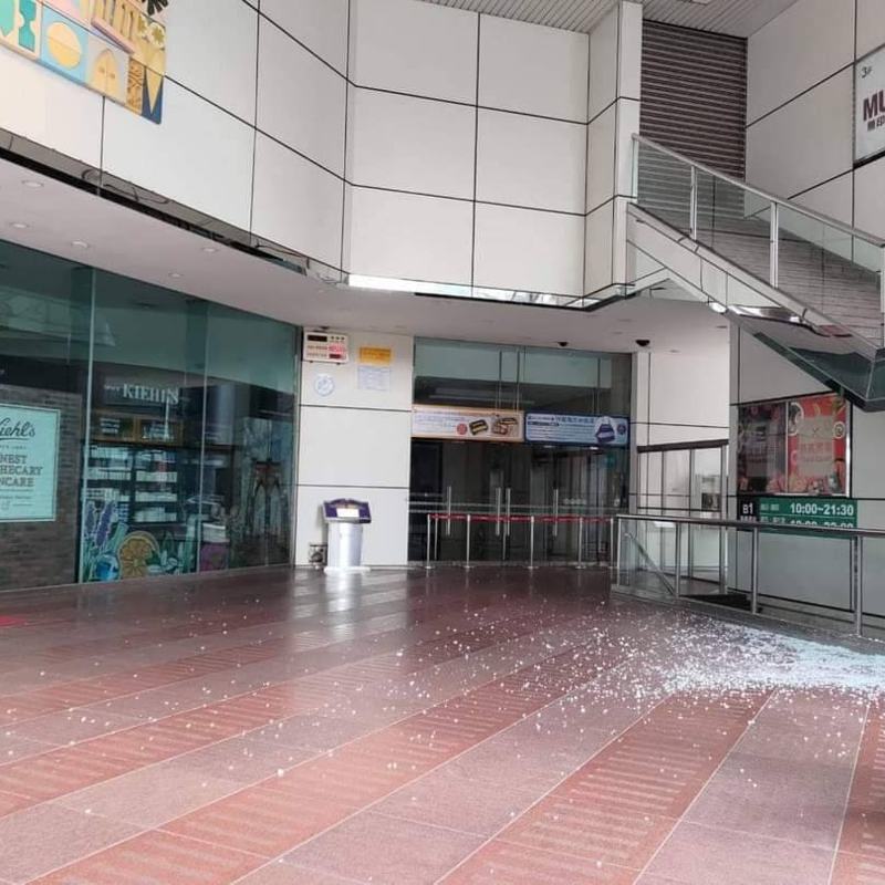 0403花蓮大地震，中壢SOGO震後玻璃碎一地。圖／摘自臉書