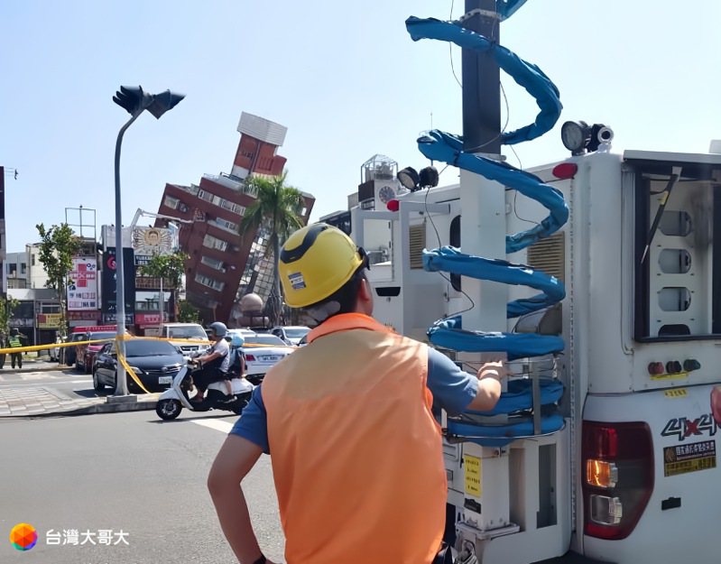 台灣大表示，第一時間搶進花蓮，出動行動基地車和工程人員，支援當地通訊，確保民眾與警消救災人員通訊順暢。台灣大／提供