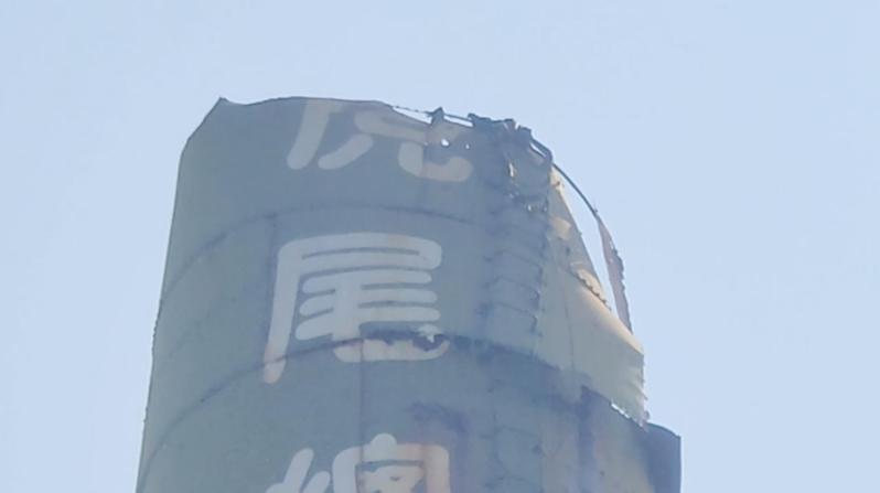 虎尾糖廠1座百年老煙囪今天上午受花蓮地震影響，頂部斷裂15公尺左右，所幸未釀人員傷亡。記者陳苡葳／翻攝