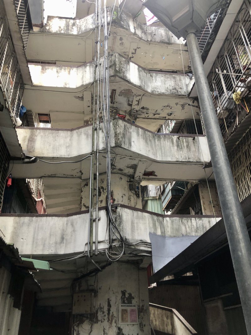 南機場公寓的旋轉樓梯在地震後銜接觸多有斷裂。圖／聯合報系資料照