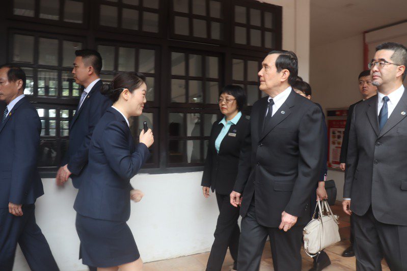 前總統馬英九（右2）3日上午參觀黃埔軍校舊址。（記者廖士鋒／攝影）