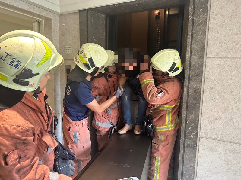 新竹市發生多起電梯受困案件，消防人員搶救。記者張裕珍／翻攝