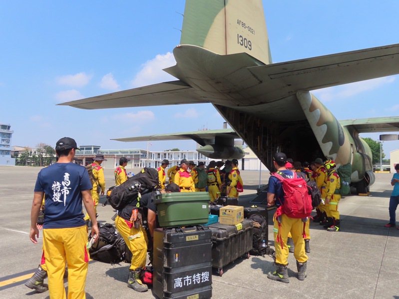 針對花蓮地區強震，空軍下午13時派遣C-130H型機2架次，運駁搜救隊前往花蓮地區實施搜救任務。圖/空軍司令部
