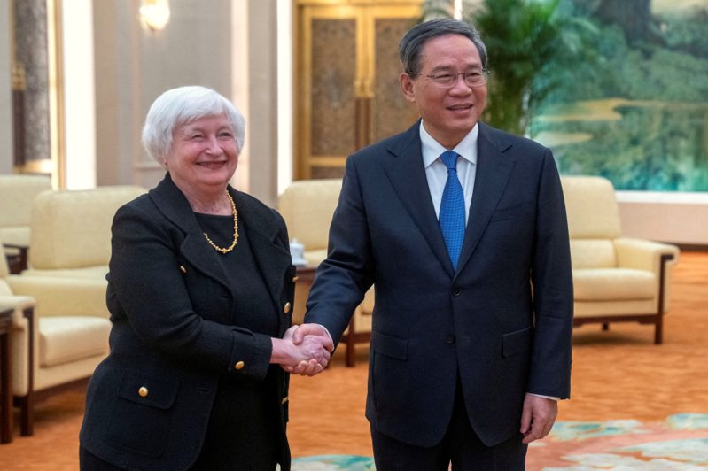 美國財政部長葉倫將再次訪問中國大陸。圖為去年7月，葉倫（左）在北京會見中國大陸國務院總理李強。（路透）