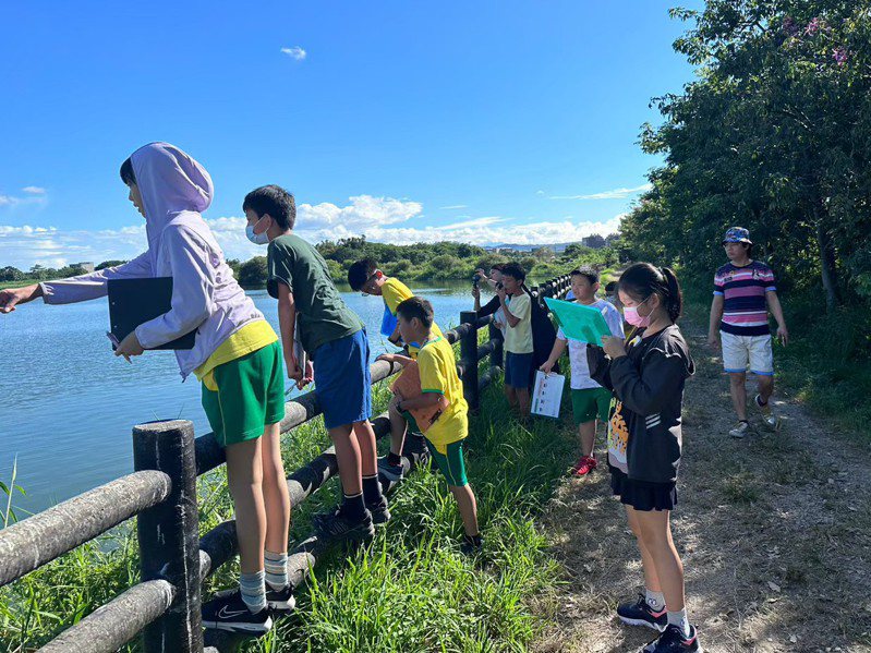 大华国小的学生打开五感探索埤塘生态，并依循爱地儿5步骤纪录下所见所闻。黑松提供