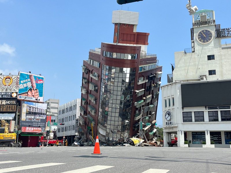 花蓮大地震，軒轅路9層樓的天王星大樓嚴重傾斜。聯合報系記者王思慧／攝影