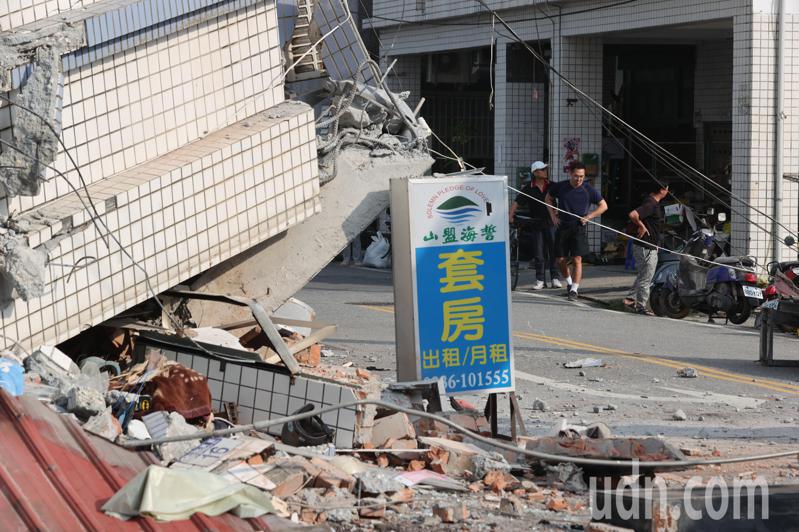 0403花莲大地震，花莲县各地灾情惨重，北滨街一栋大楼倒塌一楼消失。记者刘学圣／摄影