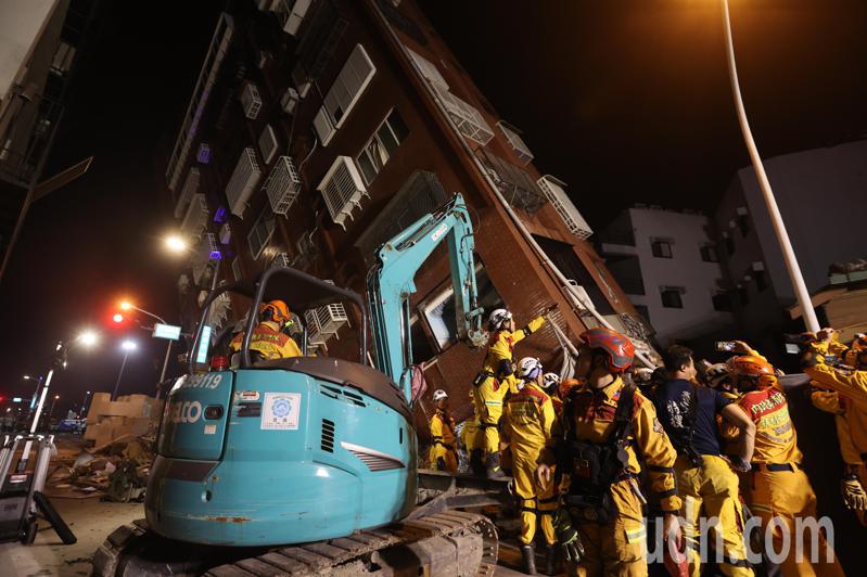 0403花蓮大地震，救難人員晚間在天王星大樓挖出已經罹難的康姓女子。記者林澔一/攝影
